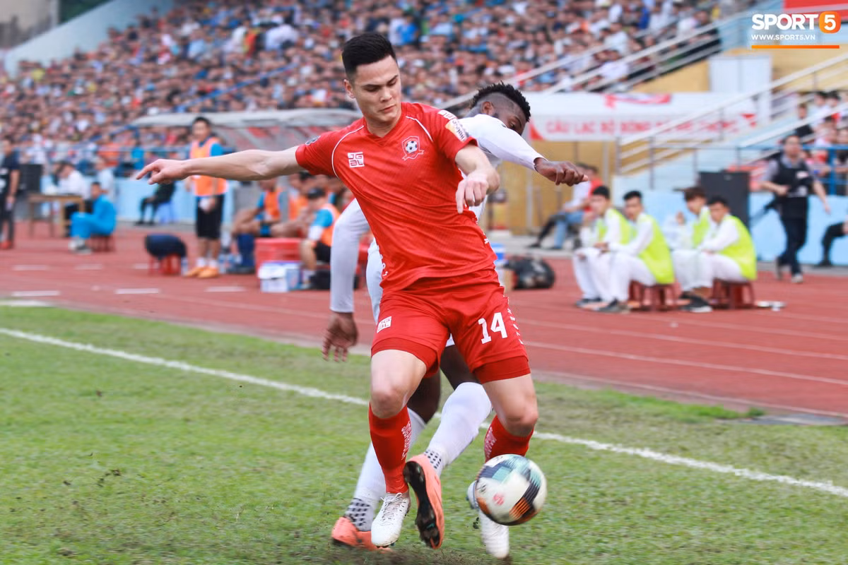 Mang nửa dòng máu Đức, sinh ra và lớn lên ở châu Âu nên Adriano Schmidt sở hữu phong cách rất "soái Tây": gương mặt góc cạnh, nét nào ra nét nấy, tổng thể là sự kết hợp hài hòa giữa sự nam tính và lãng tử.