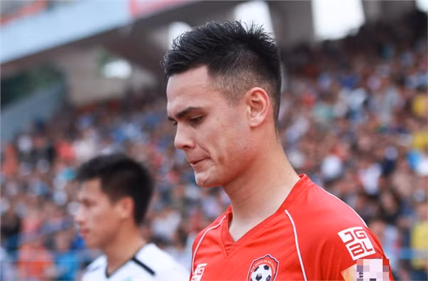 Vua xuat hien, cau thu Viet kieu nay da soan ngoi soai ca cua Lam Tay