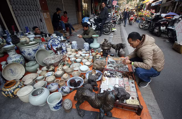 Chợ đồ cổ Hàng Mã từ lâu trở thành điểm hẹn thú vị trong những ngày giáp Tết để mọi người dừng chân ngắm nhìn, chiêm ngưỡng một không gian cổ kính với những món đồ lạ mắt hoặc chọn mua những món đồ xưa cũ với hy vọng sẽ có một năm mới tràn ngập niềm vui và thịnh vượng.