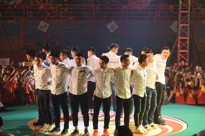 Trên nhiều diễn đàn, cổ động viên đã nhanh tay chụp màn hình ghi lại các khoảnh khắc đẹp trai nhất của cầu thủ đội tuyển U23 Việt Nam để khoe với nhau.