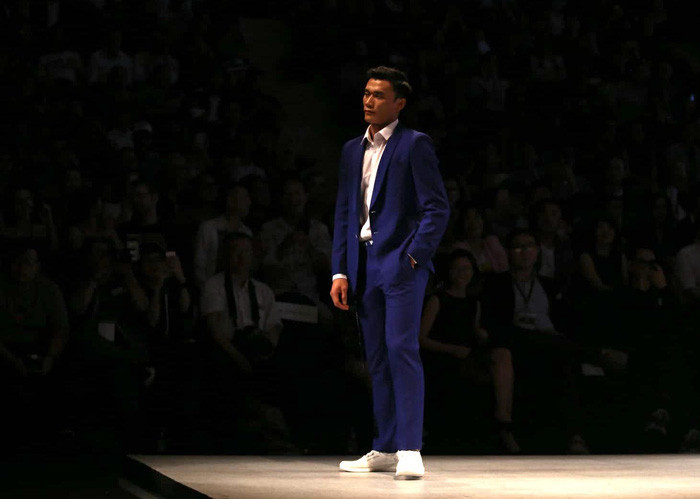 Trong vai trò vedette cho một thương hiệu thời trang nam, Bùi Tiến Dũng diện bộ bộ suit xanh, kết hợp cùng giày thể thao trẻ trung.