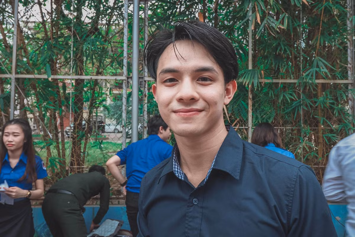 Mới đây trên mạng xã hội Facebook, cư dân mạng đang chuyền tay nhau chia sẻ những hình ảnh của một du học sinh Lào cực điển trai và được mệnh danh bằng hai từ "cực phẩm", hiện đang theo học Học viện Tài chính