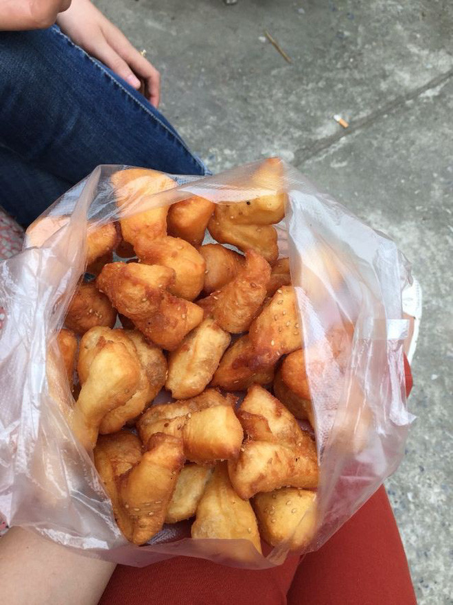 Cái món bánh quẩy đùi gà siêu thơm, dai dai, lại có chút vừng ngầy ngậy. Ôi nghĩ đến là lại thấy thèm.