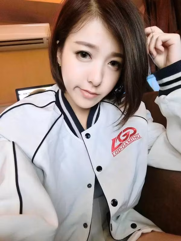 Sinh ra và lớn lên tại Hàng Châu, nữ game thủ xinh đẹp này từng là cựu sinh viên chuyên ngành kế toán.