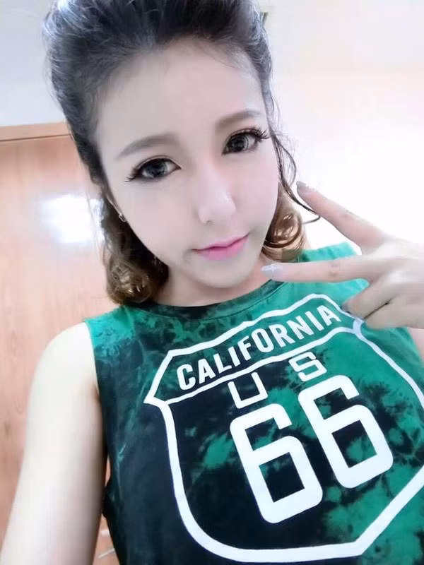 Diệp Vi cho biết ngoài lúc đi làm, phần lớn thời gian rảnh cô đều là ngồi trước máy tính chơi game. Cô thậm chí có thể dành hơn 10 tiếng đồng hồ cho trò chơi thú vị này.