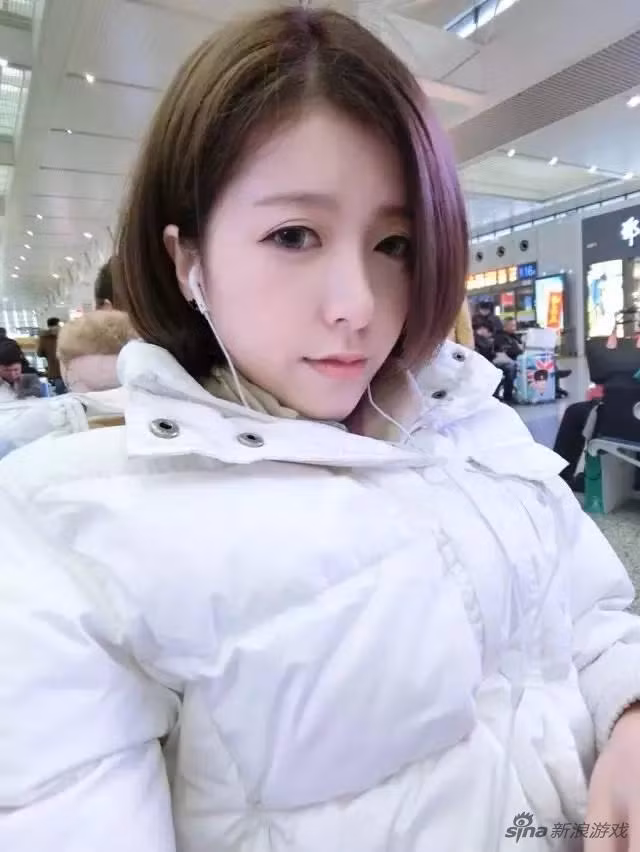 Sở hữu gương mặt đẹp và thân hình bốc lửa, nữ game thủ Tô Diệp Vi từng trở thành hiện tượng trong làng game đại lục. ID Winney của cô nàng sinh năm 1993 này đã làm mưa làm gió suốt một thời gian dài trong giới game online với danh xưng “nữ thần”.