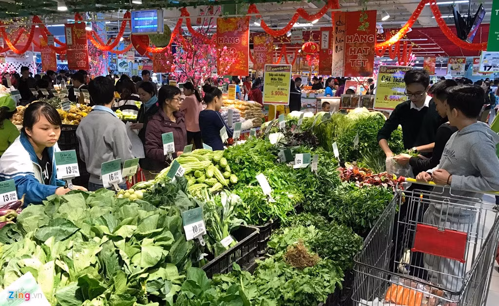 Khu vực quầy thực phẩm rau củ quả sạch. Mỗi kg cà chua giá chỉ 8.900 đồng. Mặt hàng này nhiều người mua phục vụ cho các bữa ăn trong ngày hoặc trong tuần.