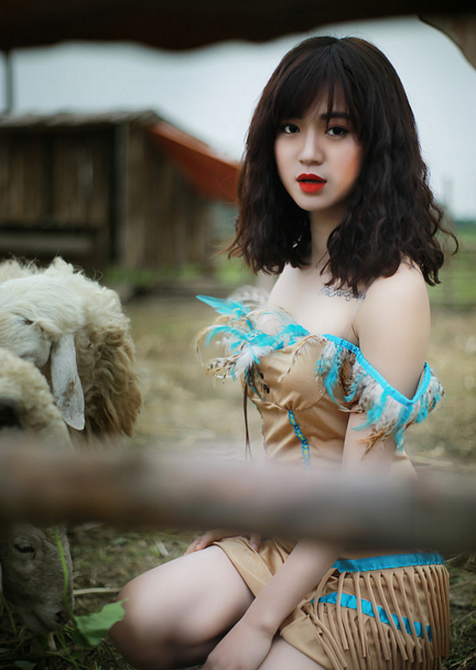 Với đôi môi thắm đỏ và thân hình quyến rũ, nữ thổ dân mới thu hút ánh mắt người ngắm ngay từ những giây phút đầu tiên.