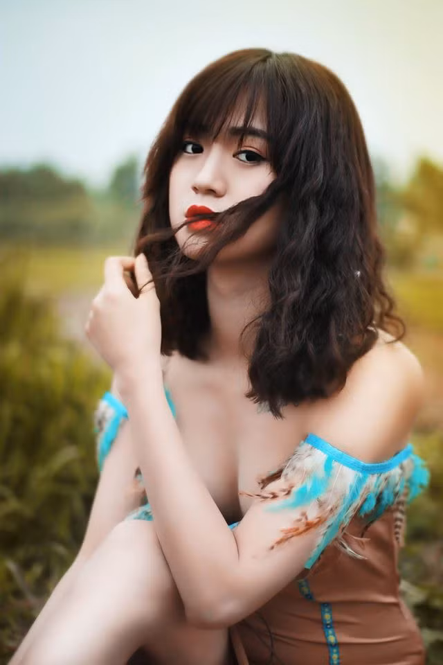 Rất nhiều lời khen tặng, tán thưởng đã được gửi tới cô nàng. Tuy nhiên, danh tính của "nữ thổ dân" hiện vẫn đang là còn là bí ẩn. Nhiếp ảnh gia Phạm Tân, người thực hiện bộ ảnh này cũng khá kín tiếng, chưa chia sẻ thông tin về người mẫu ảnh ấn tượng của mình.