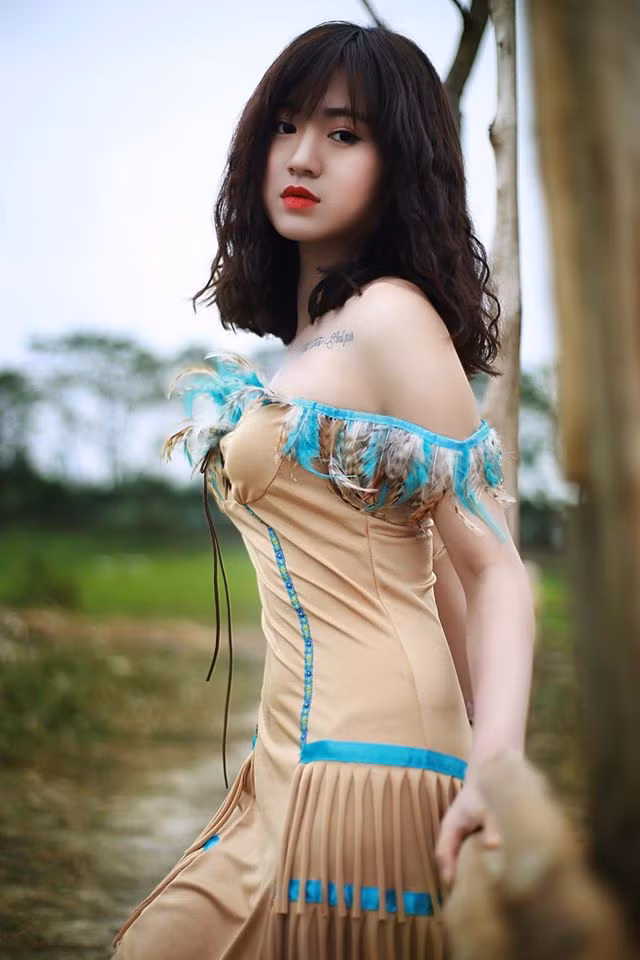 Bên cạnh đó, nhiều cư dân mạng đã có những bình luận rằng cô nữ thổ dân mới này có nét hao hao khá giống hot girl Tú Linh là nữ CĐV xinh đẹp của Man United. Số khác lại cho rằng nữ thổ dân có khuôn mặt giống cô nàng Chuột Thổ Cẩm - Lê Chi.