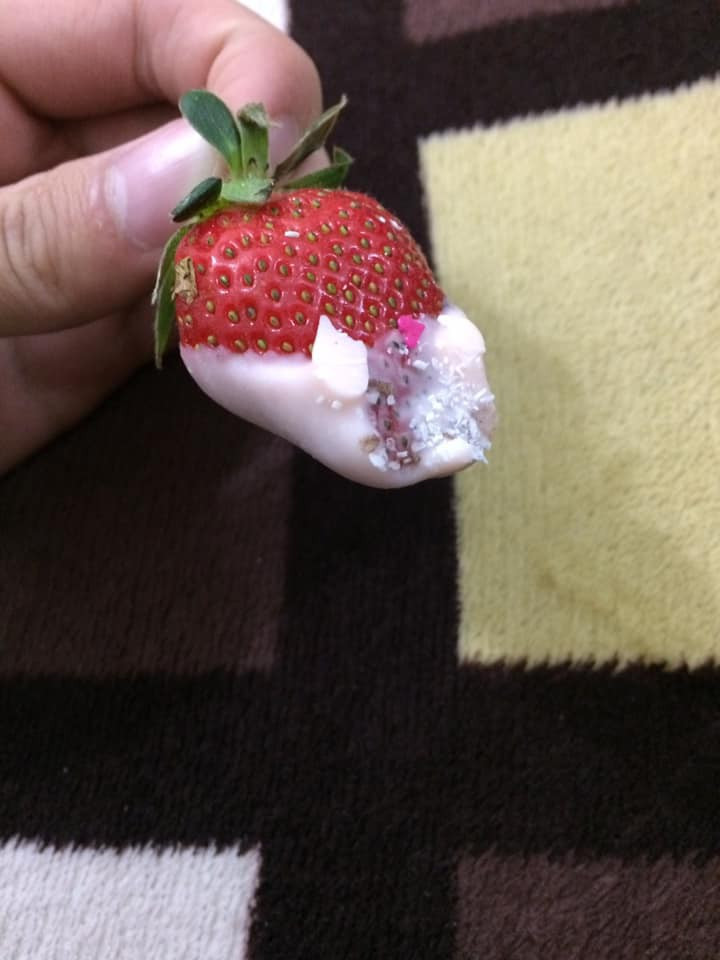 Dường như quả dâu và Chocolate không có sự ăn nhập với nhau.