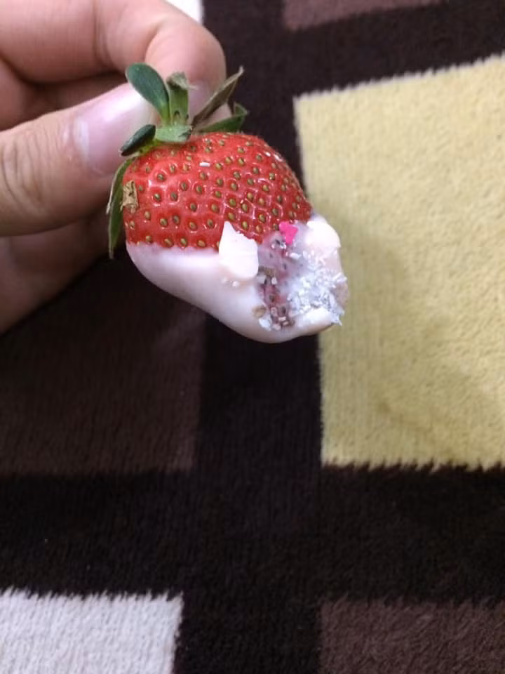 Dường như quả dâu và Chocolate không có sự ăn nhập với nhau.