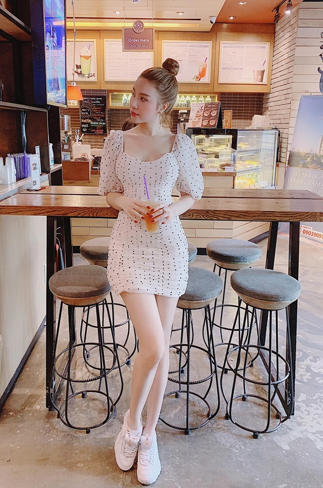 Hạnh Sino đưa lời khuyên: "Đừng bao giờ cau mày hay nhăn mặt thậm chí khi bạn đang buồn, chắc chắn sẽ có ai đó yêu bạn chỉ vì nụ cười của bạn thôi. Với thế giới, bạn chỉ là một cá nhân nhưng đối với một ai đó, bạn sẽ là cả thế giới".