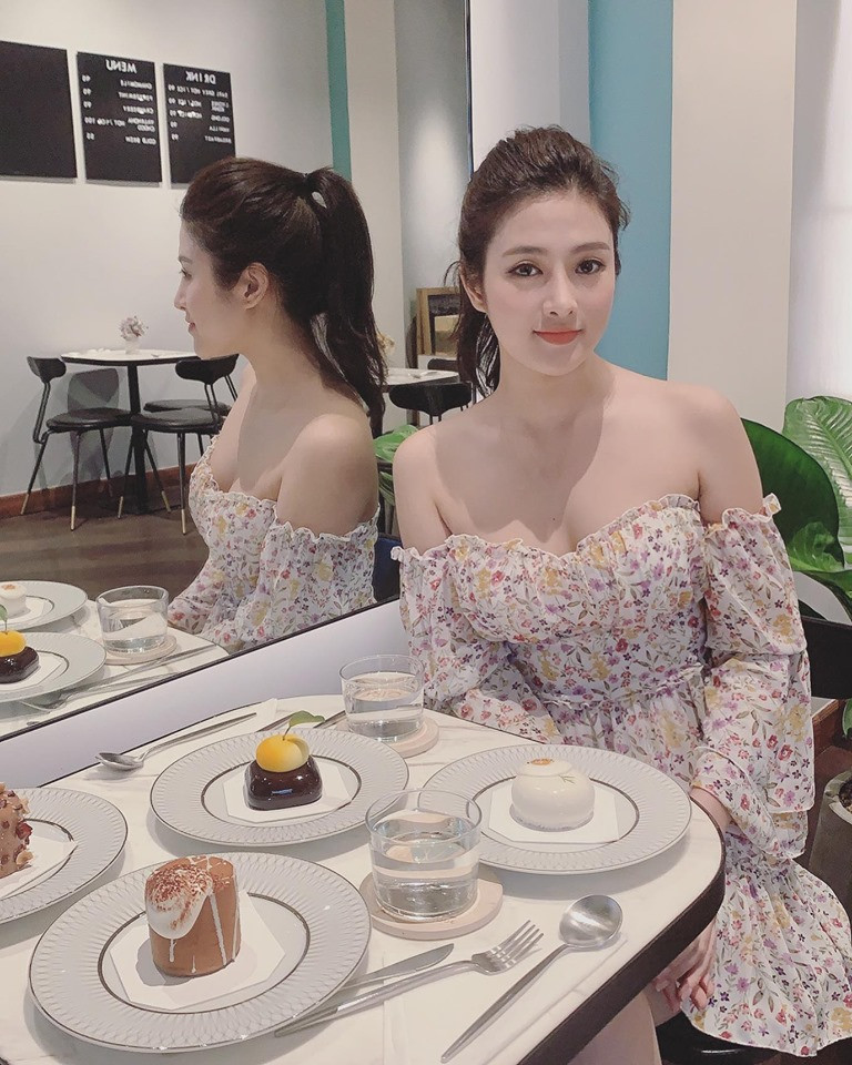 Em gái Huyền Baby - Ngọc Diễm khéo khoe vẻ đẹp quyến rũ trong chiếc váy trễ vai khi đi ăn.