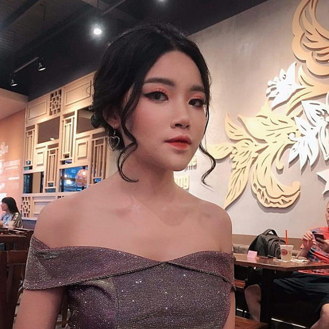 Đã từng có khoảng thời gian, Anh Thi là một nữ sinh da dẻ đen nhẻm, tóc tai bù xù. Chính vì vậy người mà cô bạn này thích đã phũ phàng chê cô xấu, rồi quay sang dè bỉu cả việc cô nàng học kém, quê mùa.