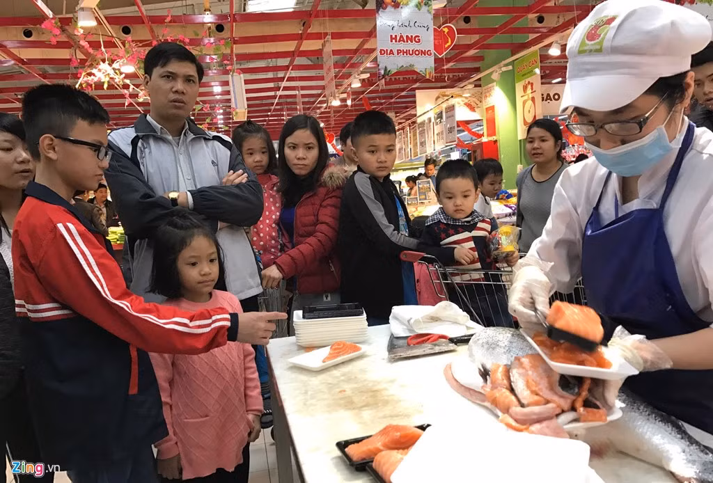 Gian hàng bán cá hồi thu hút khá đông khách, có nhân viên đứng lọc tại chỗ. Giá cá hồi fillet Na Uy khoảng 463.000 đồng/kg. Đối với thịt lườn cá hồi Anh giá chỉ 67.000 đồng/kg.