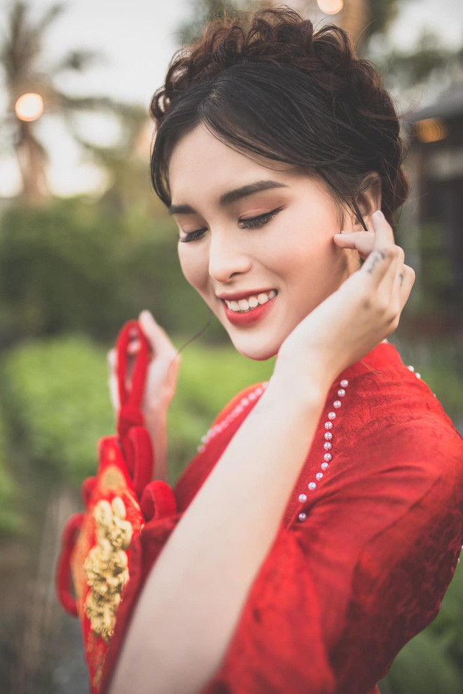 Quá trình lột xác của Ngọc Trinh chỉ thực sự bắt đầu khi cô bạn đều là người bị bỏ rơi sau vài ba mối tình. Nhìn người yêu đến với những cô bạn gái mới xinh xắn hơn trong thời gian đang quen mình đã khiến nữ sinh 2K này hạ quyết tâm phải thay đổi bản thân.