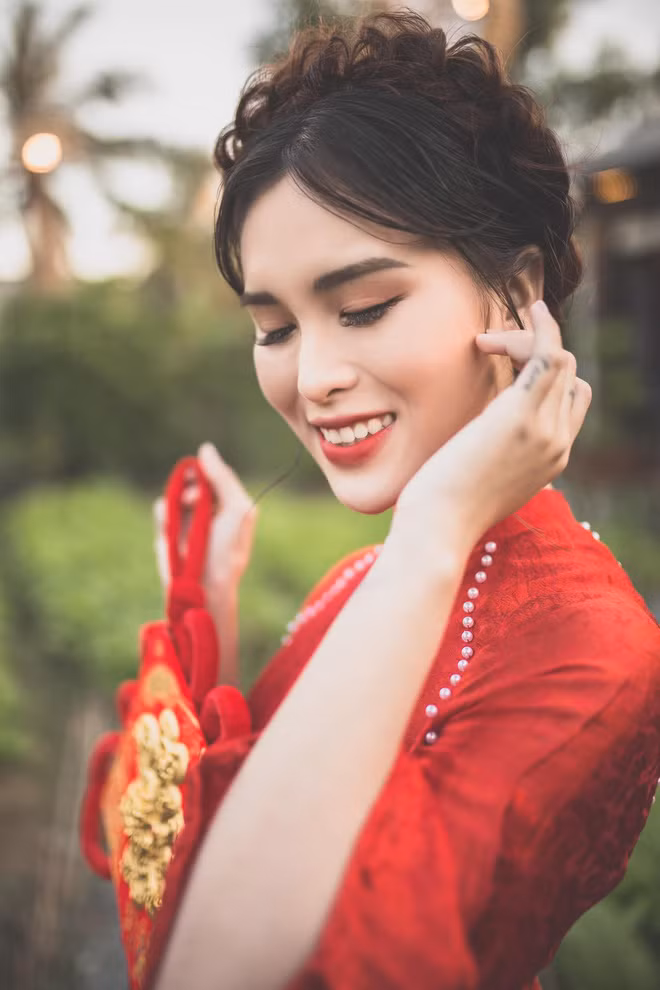 Quá trình lột xác của Ngọc Trinh chỉ thực sự bắt đầu khi cô bạn đều là người bị bỏ rơi sau vài ba mối tình. Nhìn người yêu đến với những cô bạn gái mới xinh xắn hơn trong thời gian đang quen mình đã khiến nữ sinh 2K này hạ quyết tâm phải thay đổi bản thân.