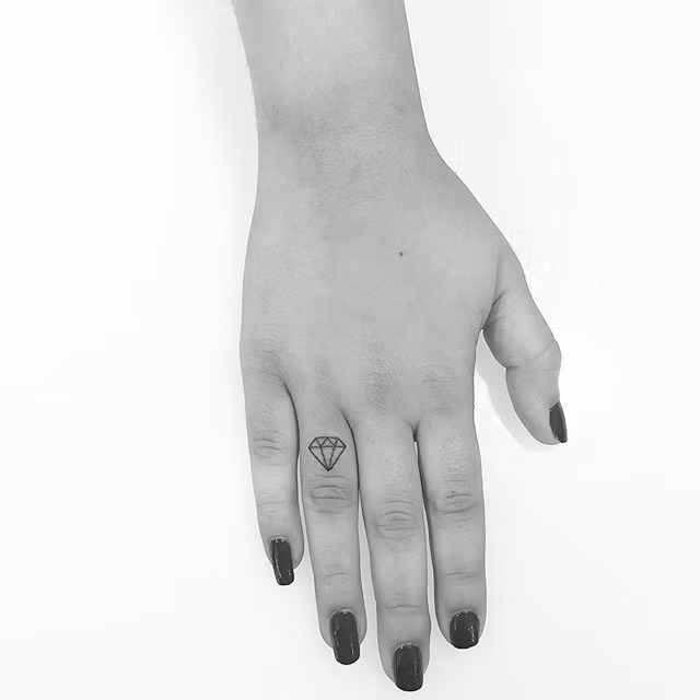 JonBoy yêu những hình xăm Tiny nhỏ xinh vì theo anh chúng rất dễ thương, kín đáo nhưng không kém phần quyến rũ người nhìn.