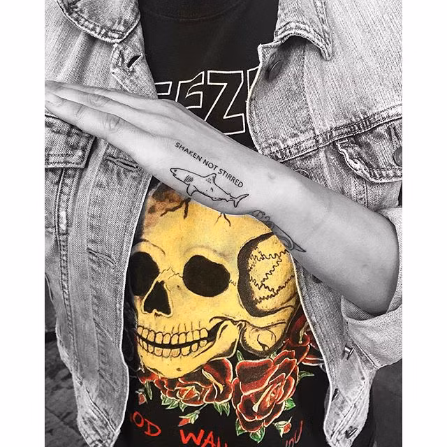 Những hình xăm này có điểm chung là dễ khoe, cũng dễ... giấu, quá trình xăm nhanh chóng.