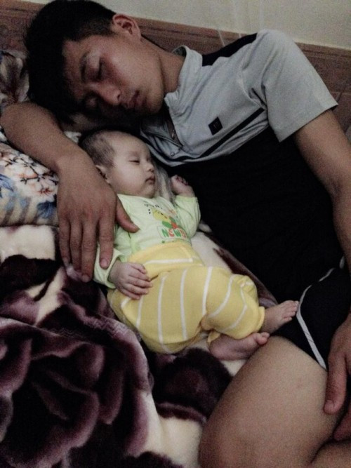 Những bức ảnh được hội chị em đăng tải khiến dân mạng "giật mình" và bình luận rằng các bé đúng là bản sao của các ông bố bởi sự giống nhau từ nếp ăn cho tới giấc ngủ.