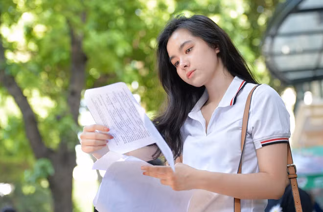 Tại cụm thi THPT Trần Phú (Hà Nội) trong những ngày thi THPT QG 2019, nữ sinh Hồ Thiên Trang gây chú ý nhờ ngoại hình xinh xắn. Cô bạn này được nhiều phóng viên có mặt tại đó chụp hình và phỏng vấn sau khi kết thúc môn thi Tiếng Anh.