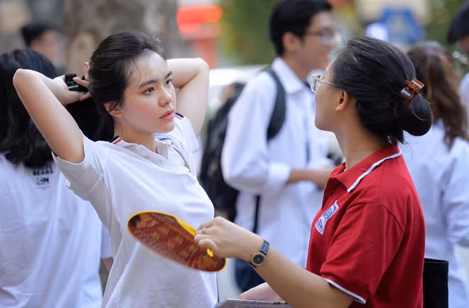 Từ thời học cấp 3, Hồ Thiên Trang đã nổi danh với tên gọi "hot girl học đường" khi bức ảnh cô diện áo dài trắng được chia sẻ trên mạng. Nhiều người ấn tượng với nụ cười tươi cùng đôi mắt "biết nói" của 10X.