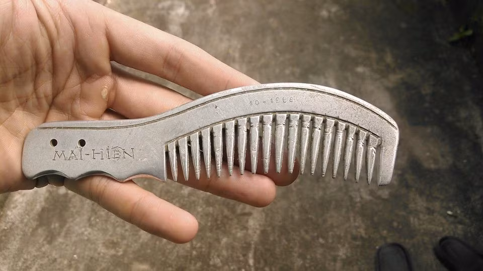 Nickname Bình Minh chia sẻ: "Chiếc lược này là do ông mình làm tặng bà khi đi chiến trường và có khắc tên hai người con gái là mẹ và dì mình. Ngày chiếc cứ thấy bà ngồi ngoài hè mà trải tóc thì thích lắm. Chiếc lược càng dùng càng bóng khiến nhiều lần mình thắc mắc và được bà ngoại giải thích rằng được làm từ vỏ máy bay nên được như vậy".