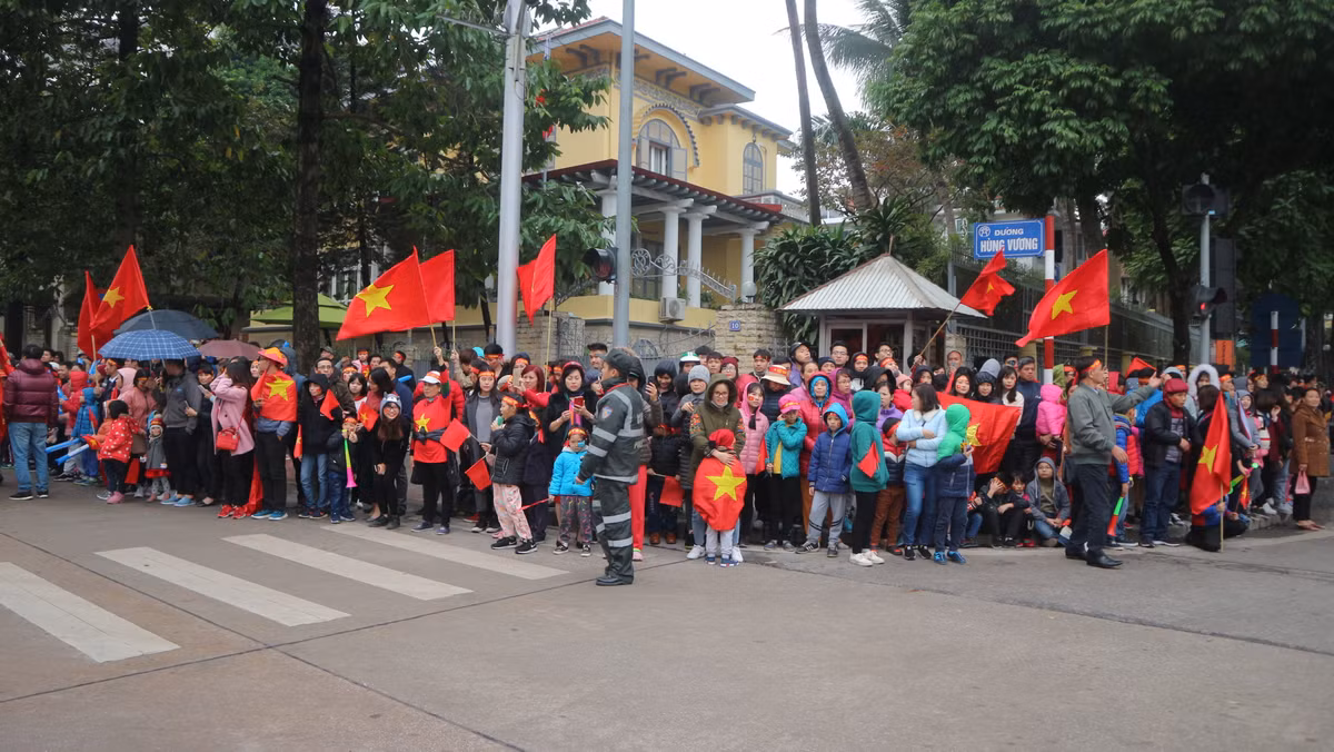 Có mặt tại phố Kim Mã mà ngã tư Hùng Vương, rất nhiều người dân đã tập trung ở các góc phố để chờ các cầu thủ.