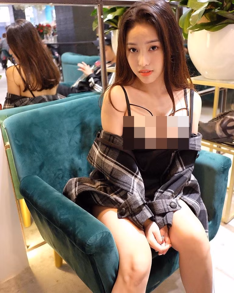  Hot girl Thúy Vi là cái tên chẳng còn xa lạ với cộng đồng mạng sau hàng loạt scandal cùng những tuyên bố sốc liên quan đến tiền bạc và đại gia... Mới đây, cô gái Cà Mau này tiếp tục trở thành trung tâm bàn tán của dân mạng sau khi khoe những bức ảnh vòng 1 "ngồn ngộn" của mình trên trang cá nhân.