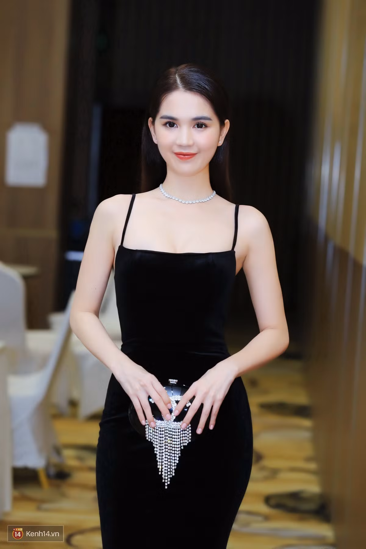 Tự tin hình thể chuẩn với vòng 1 có số đo 84, Ngọc Trinh thường chọn thiết kế kiệm vải phô diễn triệt để lợi thế.