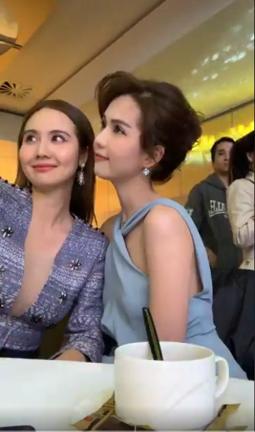 Tuy nhiên, thiết kế đầm cổ yếm đã vô tình khiến Ngọc Trinh lộ điểm trừ sắc vóc. Trái ngược với vẻ bề ngoài nóng bỏng trong những bộ ảnh bikini, người đẹp họ Trần lại để mất điểm vì vòng 1 teo tóp, chảy xệ.