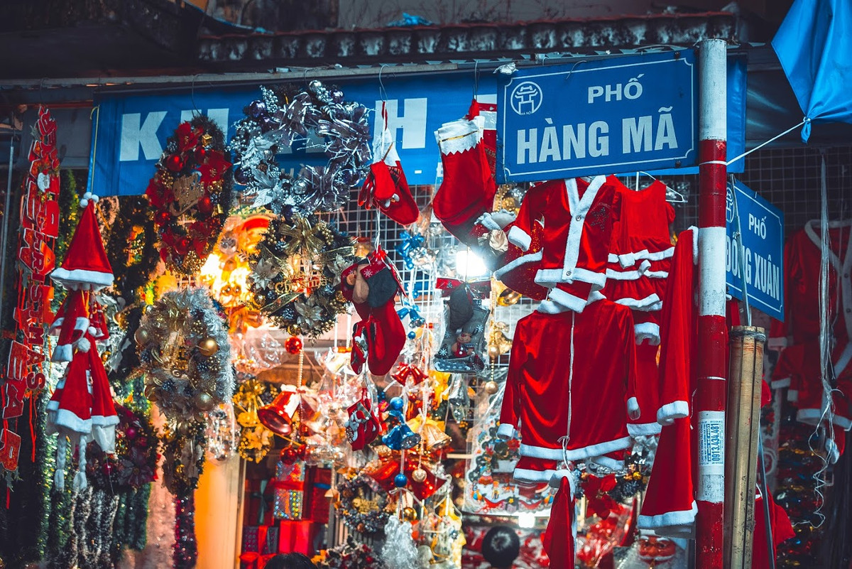 Nổi tiếng là con phố bày bán rất nhiều mặt hàng nhưng đến Hàng Mã vào dịp Giáng sinh, bạn sẽ phải lóa mắt với sắc màu xanh đỏ nơi đây.