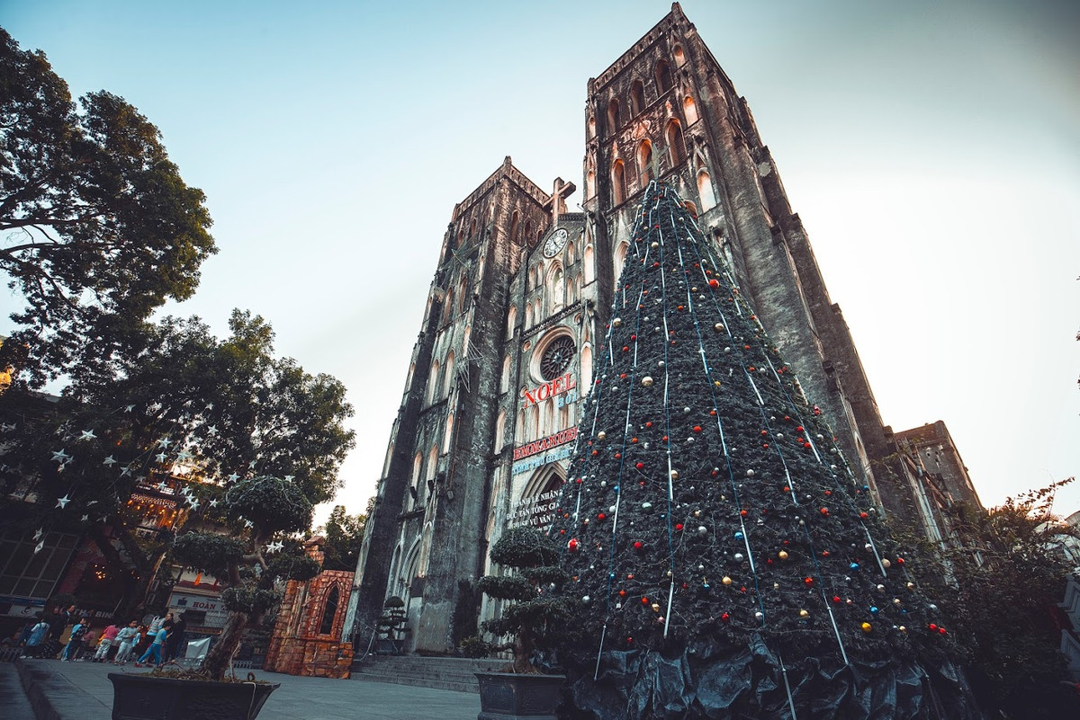 Cứ đến dịp Giáng sinh là khu vực Nhà thờ lớn lại trở thành điểm đến hấp dẫn đông đảo du khách trong và ngoài thành phố, đặc biệt là với những người theo đạo Thiên Chúa.