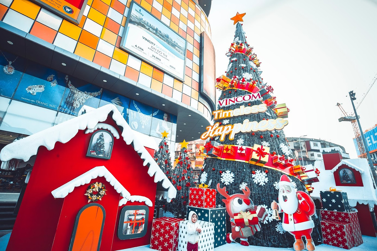 Vì được trang trí Noel từ sớm nên nhiều ngày nay, các địa điểm Vincom Center trên địa bàn Thủ đô đã thu hút rất nhiều người đến chụp ảnh, đặc biệt là những bạn trẻ. Chỉ cần đứng một chỗ với đủ lựa chọn cho background như cây thông, hộp quà, ông già Noel,... là bạn có thể có cho mình rất nhiều tấm hình mùa Giáng sinh lung linh rồi