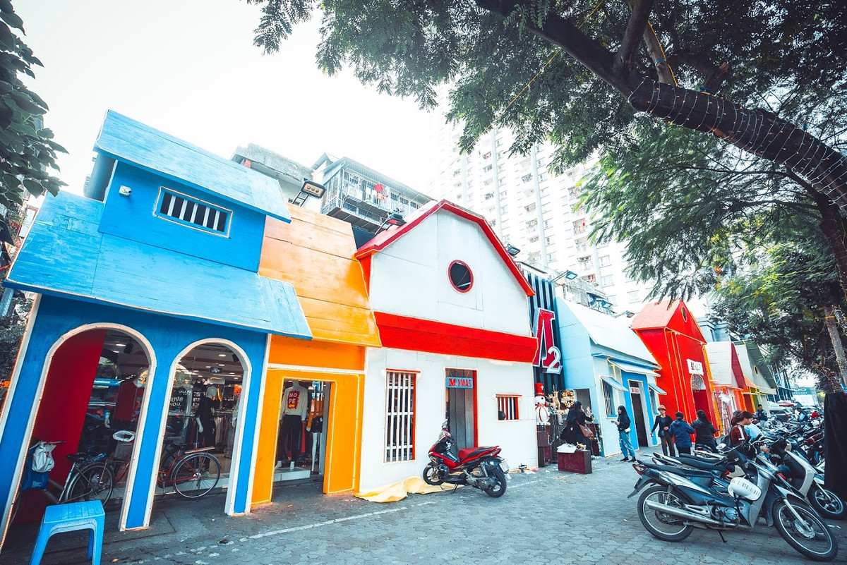 Trên con phố Thái Hà, những dãy nhà nhiều màu dịp Giáng sinh đã được dựng lên và nó càng trở nên rực rỡ hơn bao giờ hết dưới cái nắng của mùa Đông.