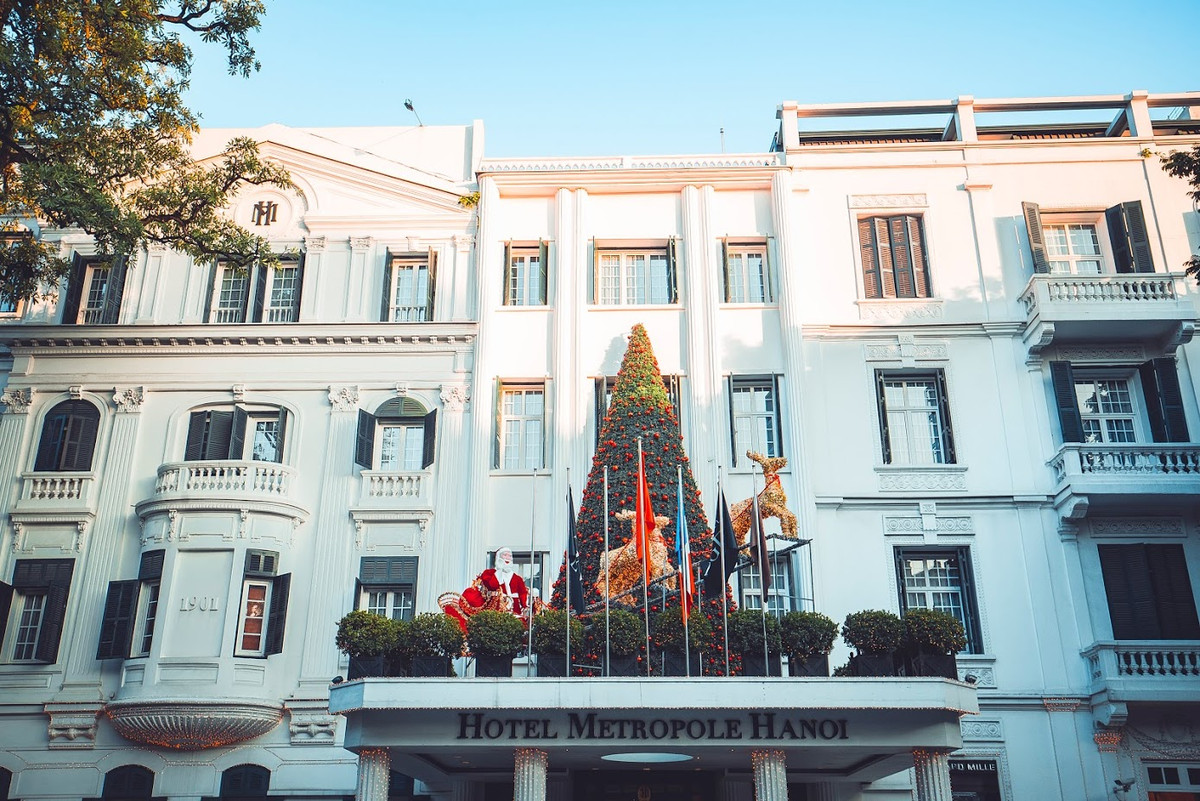 Với muôn ngàn bóng điện những trang trí của khách sạn Metropole làm bừng sáng cả một dãy phố Ngô Quyền và là điểm để các bạn trẻ thoải mái check-in sống ảo mùa Giáng sinh năm nay.