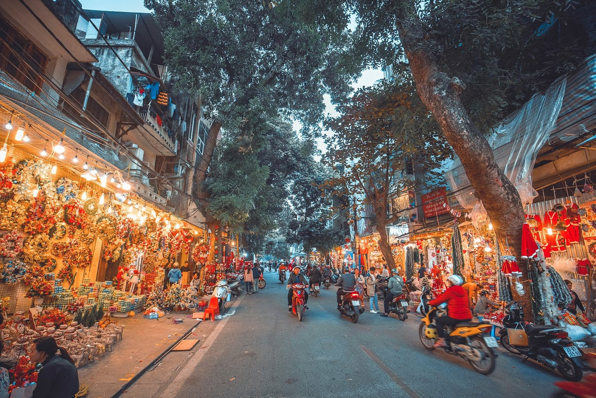 Khi đến Hàng Mã dịp Noel, bạn không chỉ được chụp ảnh miễn phí thoải mái với sắc màu xanh đỏ rực rỡ mà còn có thể mua sắm thả ga, lựa chọn cho mình những món đồ đậm chất Giáng sinh với giá thành hợp lý.