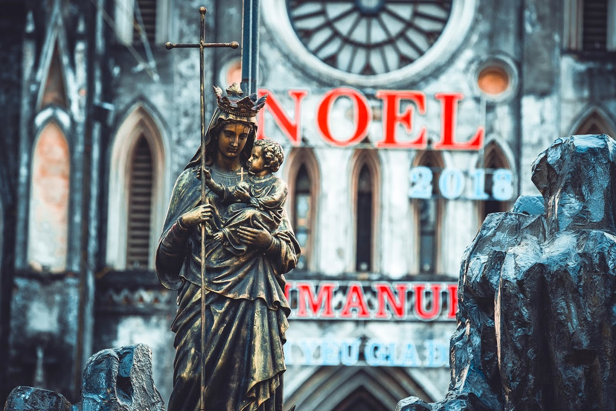 Đến với Nhà thờ lớn dịp này, các bạn trẻ không chỉ được cảm nhận một không gian lung linh, lộng lẫy và đậm chất Giáng sinh nhất mà còn có thể tha hồ chụp ảnh "sống ảo" miễn phí với những công trình được trang trí vô cùng đặc sắc.