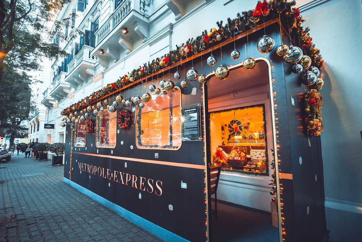 Là một trong số những khách sạn được trang hoàng đẹp nhất tại Hà Nội vào Giáng sinh Metropole vừa mang trong mình nét cổ kính của một khách sạn hàng trăm năm tuổi, vừa lung linh sắc màu của Hà Nội.
