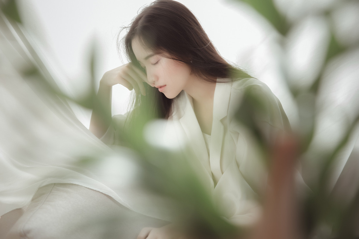 Bộ ảnh mặc chiếc váy trắng chụp ảnh bên hoa loa kèn vừa qua của Ngọc Anh nhận được phản hồi rất tích cực từ cộng đồng mạng, đặc biệt là những người yêu thích bộ môn nhiếp ảnh. Họ cho rằng, bộ ảnh không chỉ làm tôn lên vẻ tinh tuyền của người mẫu chính mà chính nét đẹp của cô nàng này, cùng thần thái không chê vào đâu được đã làm nên một tổng thể hài hòa, nhẹ nhàng nhưng vẫn quyến rũ.