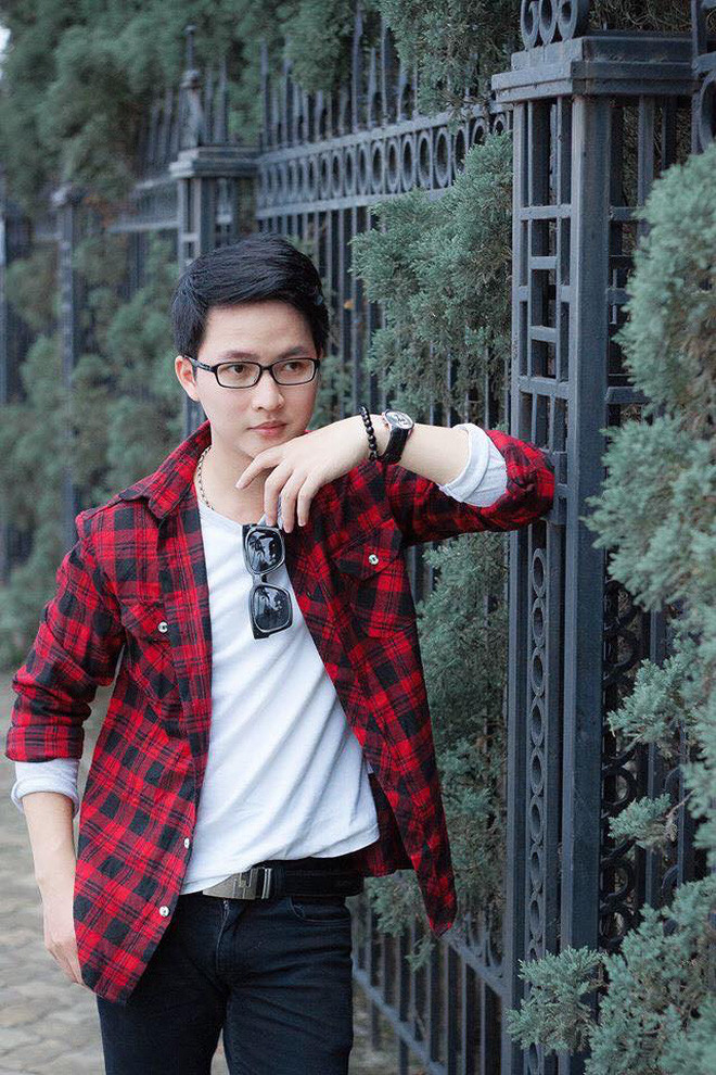 Lại Tiến Minh là thầy giáo nổi tiếng trên mạng xã hội và được rất nhiều học trò yêu mến, nể phục bởi tài năng và vẻ ngoài đẹp trai của mình.