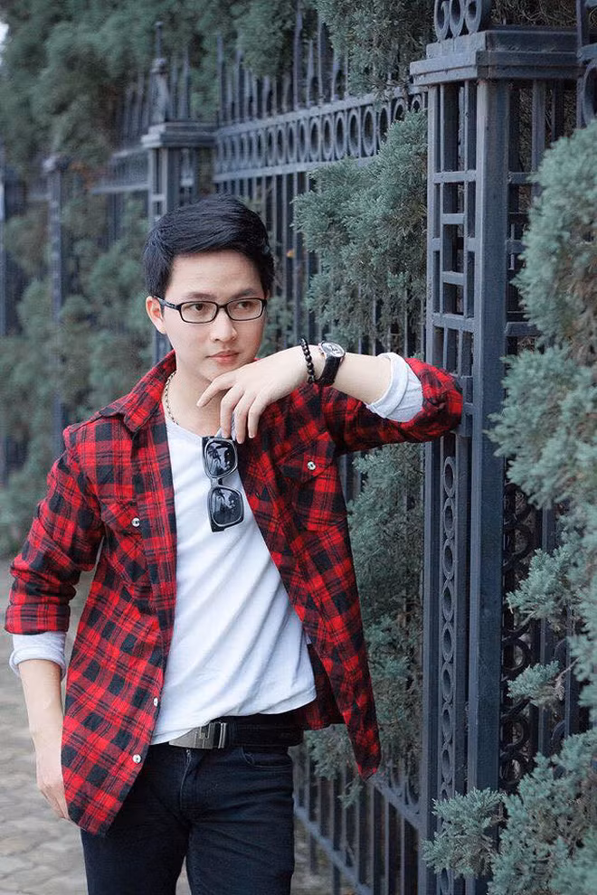 Lại Tiến Minh là thầy giáo nổi tiếng trên mạng xã hội và được rất nhiều học trò yêu mến, nể phục bởi tài năng và vẻ ngoài đẹp trai của mình.