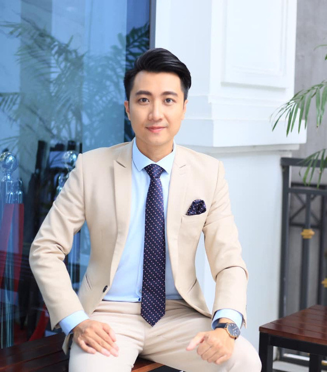 Tốt nghiệp Đại học loại giỏi và sở hữu bằng Thạc sĩ Quản lý của ĐH Leicester (Anh), Hoàng Anh Duy được trường giữ lại làm giảng viên. Hiện tại, thầy vừa là giảng viên vừa cộng tác cho nhiều đài phát thanh - truyền hình.