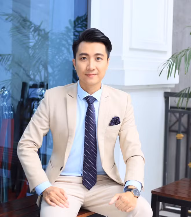 Tốt nghiệp Đại học loại giỏi và sở hữu bằng Thạc sĩ Quản lý của ĐH Leicester (Anh), Hoàng Anh Duy được trường giữ lại làm giảng viên. Hiện tại, thầy vừa là giảng viên vừa cộng tác cho nhiều đài phát thanh - truyền hình.