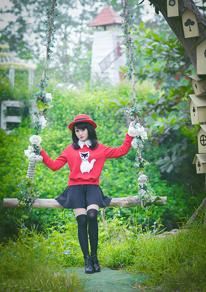 Sở hữu gương mặt dịu dàng, baby cùng vẻ đẹp trong sáng, cô Lưu Ly được nhiều học trò khen ngợi không thua kém gì các hot girl nổi tiếng. Cô giáo Nguyễn Lưu Ly sinh năm 1988 hiện đang là giáo viên âm nhạc ở trường Tiểu học Ngô Gia Tự, Long Biên, Hà Nội.