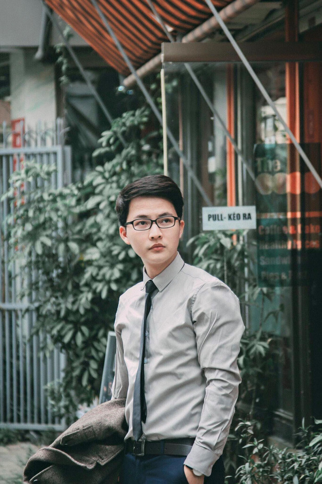 Tốt nghiệp Đại học Sư phạm năm 2006, thầy Minh về quê dạy Toán ở một trường cấp 3 và được giao chủ nhiệm lớp cá biệt nhất trường với khoảng 60 học sinh. Dạy ở Bắc Giang 2 năm, thầy Minh đi học thạc sĩ và trúng tuyển làm giảng viên Toán ở Đại học Kiến trúc.