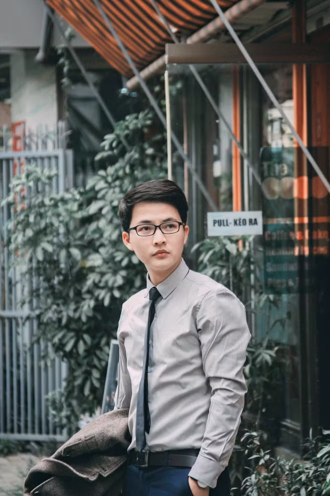 Tốt nghiệp Đại học Sư phạm năm 2006, thầy Minh về quê dạy Toán ở một trường cấp 3 và được giao chủ nhiệm lớp cá biệt nhất trường với khoảng 60 học sinh. Dạy ở Bắc Giang 2 năm, thầy Minh đi học thạc sĩ và trúng tuyển làm giảng viên Toán ở Đại học Kiến trúc.