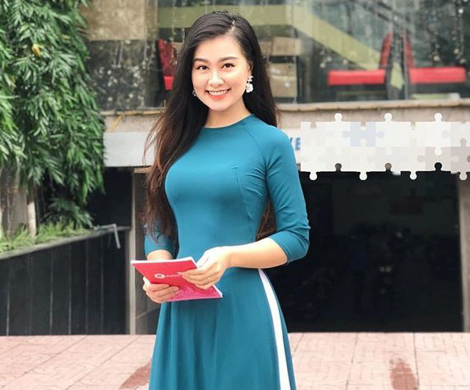 Lê Hà Phương sinh năm 1988 là giảng viên chuyên ngành Báo chí, Truyền thông của Đại học Vinh (Nghệ An). Dù không hoạt động nghệ thuật nhưng cô giáo xinh đẹp này vẫn nhận được sự quan tâm của cộng đồng mạng, xuất hiện trên nhiều diễn đàn nhờ ngoại hình nổi bật, body quyến rũ dù đã làm mẹ 2 con.