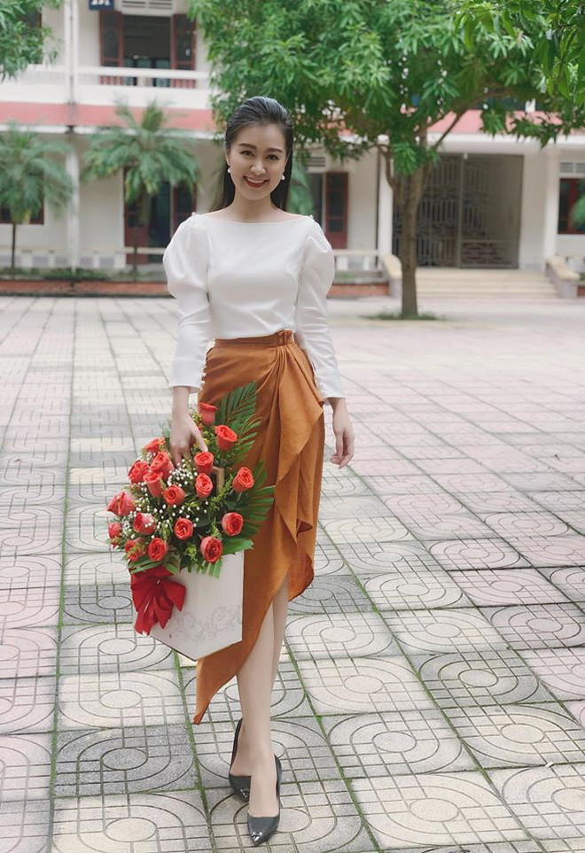 Ngoài công việc chính là giảng viên, cô Hà Phương còn là cộng tác viên, phát thanh viên, biên tập viên truyền hình và MC sự kiện. Mới đây cô giáo hot girl gây bão mạng vì bức ảnh nữ giám thị xinh đẹp ở điểm thi THPT Quốc gia năm 2019.